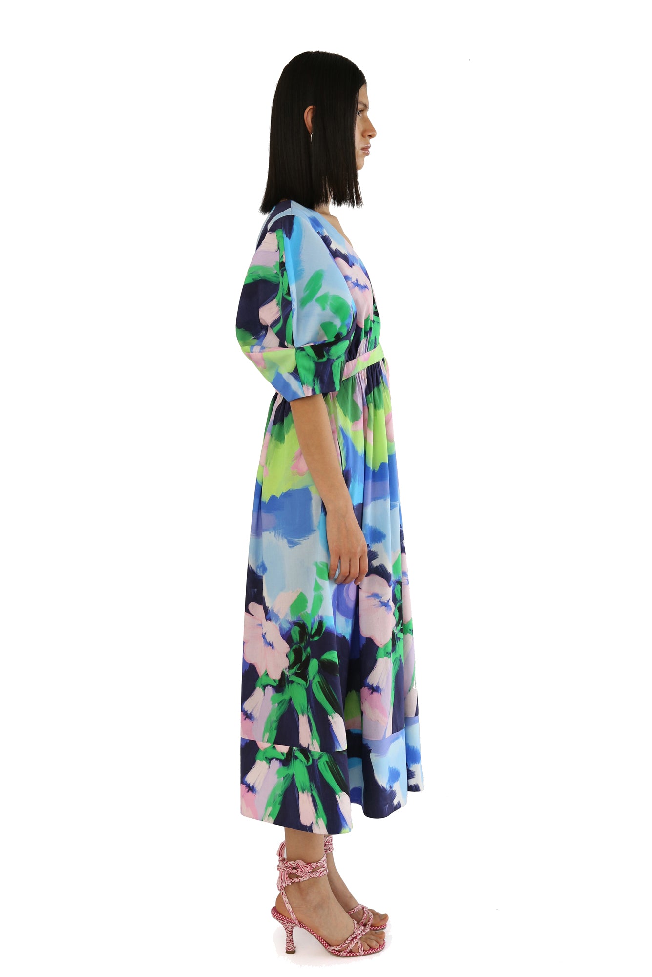 De Loreta Ita Dress in Oleo Azul print: Elegant midi dress in Oleo Azul print, featuring a deep neckline and vibrant design in blue, green and pink colors. Crafted from high-quality fabric for a flattering fit, perfect for special occasions or a night out.