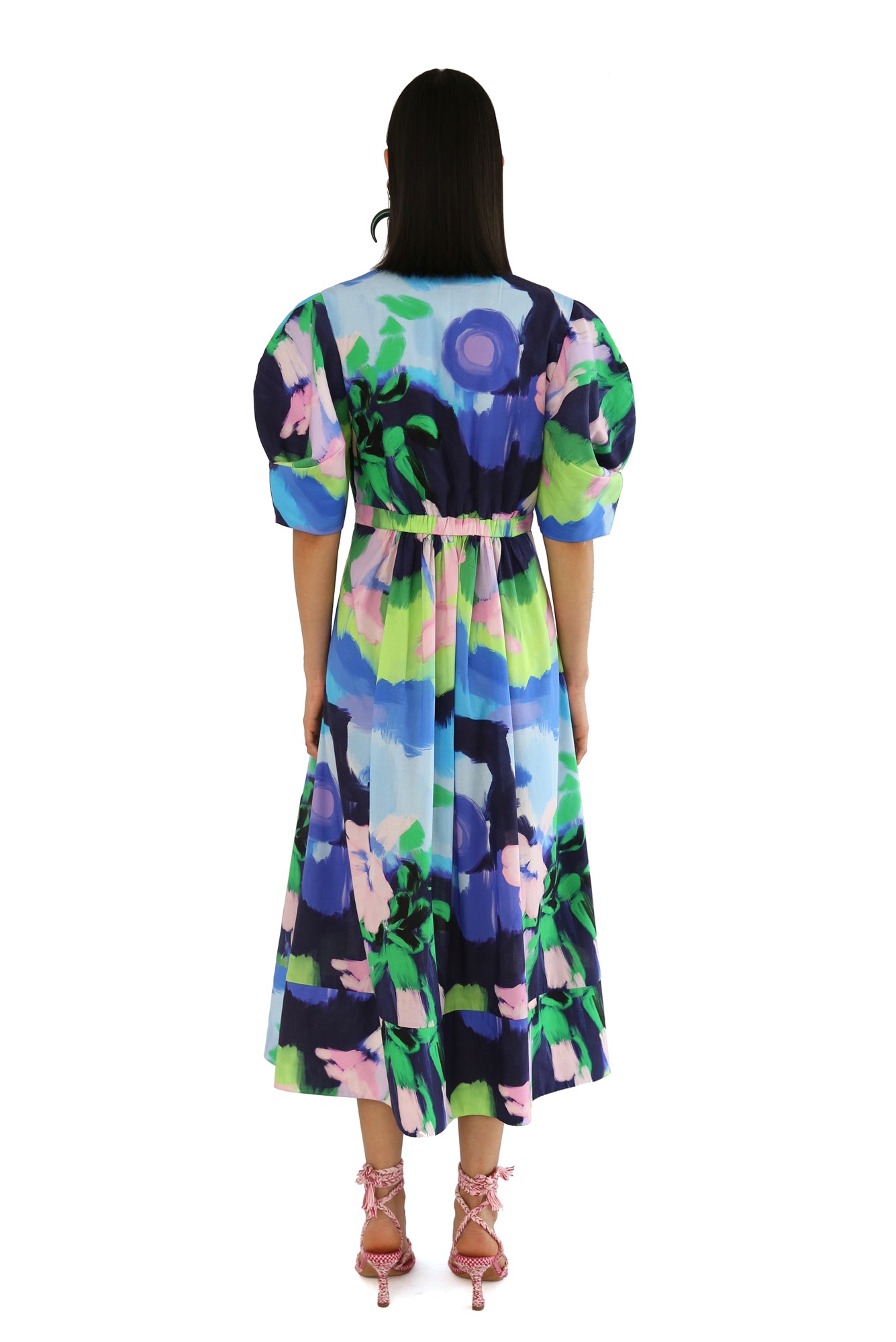 De Loreta Ita Dress in Oleo Azul print: Elegant midi dress in Oleo Azul print, featuring a deep neckline and vibrant design in blue, green and pink colors. Crafted from high-quality fabric for a flattering fit, perfect for special occasions or a night out.