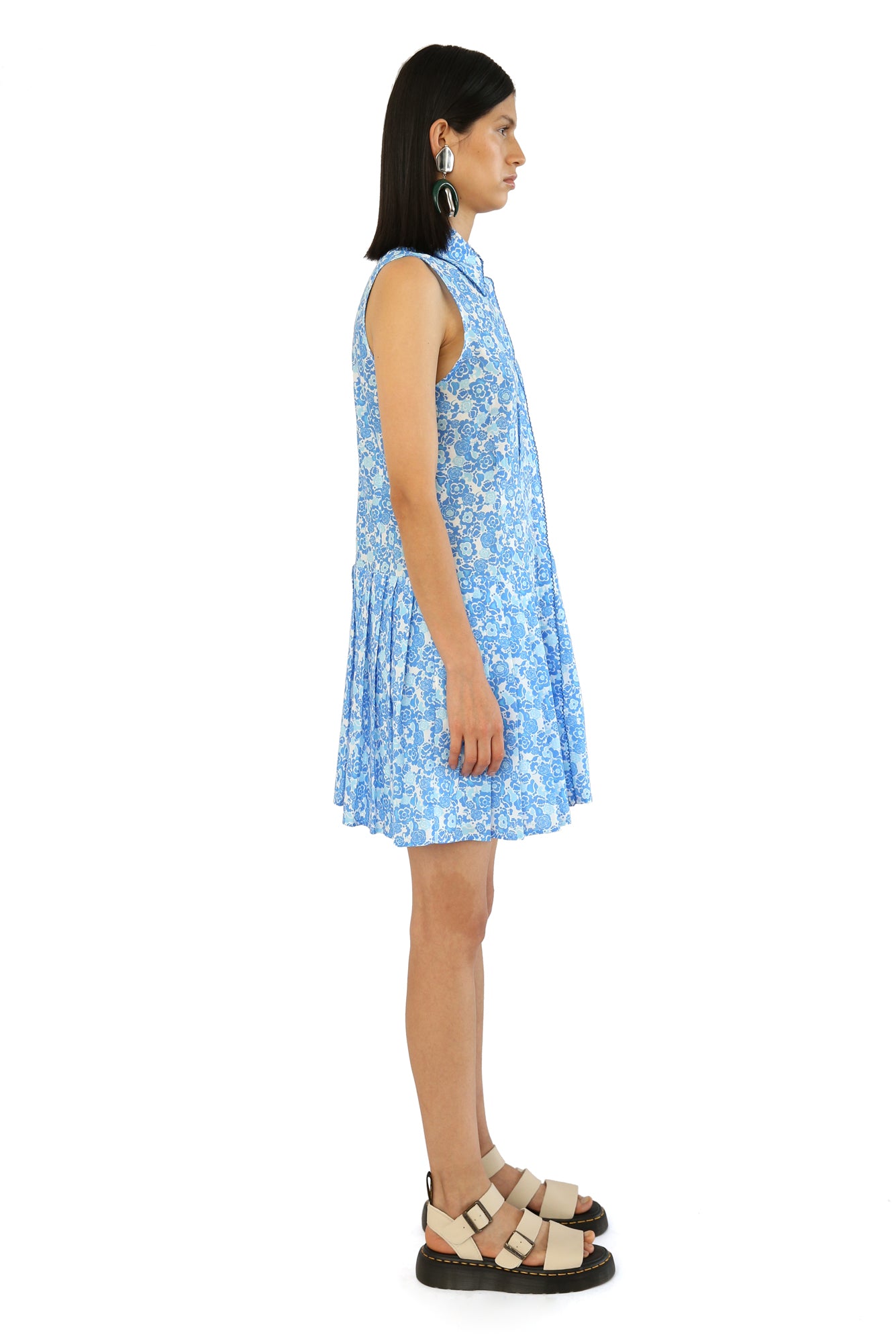 De Loreta Nana Dress in Lavanda Print: Chic mini sleeveless dress in Lavanda, a blue white combo print featuring a vibrant floral design and a flattering silhouette. Made from high-quality fabric, perfect for both casual outings and semi-formal events.