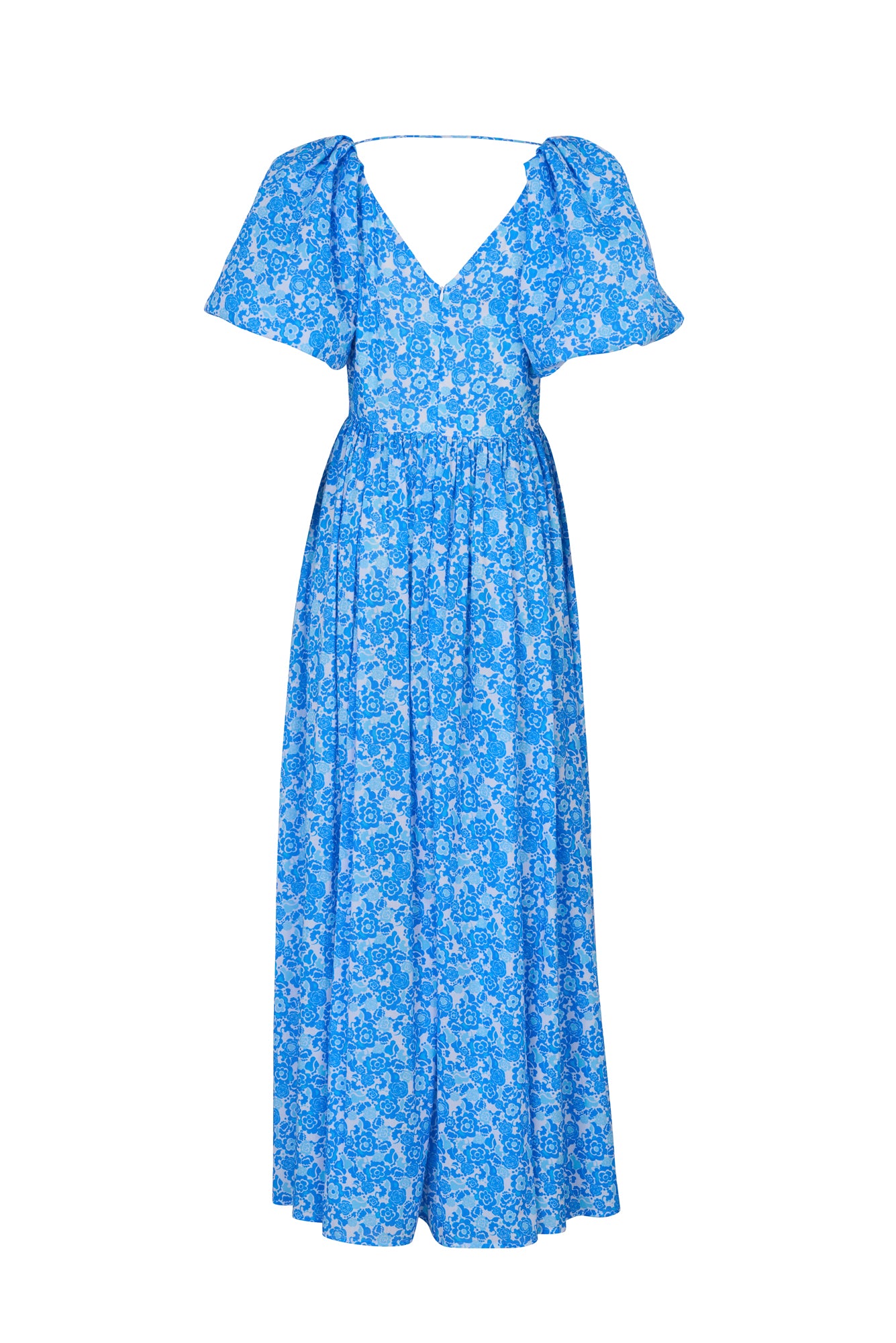 De Loreta Lavanda Dress in Lavanda print: Elegant Rococo Dress in Lavanda, a blue and white print, featuring a delicate floral pattern with a fitted bodice and flowing skirt. Designed with a flattering V-neckline, gorgeous puffy sleeves and soft, breathable fabric, perfect for both casual and special occasions. Front view.