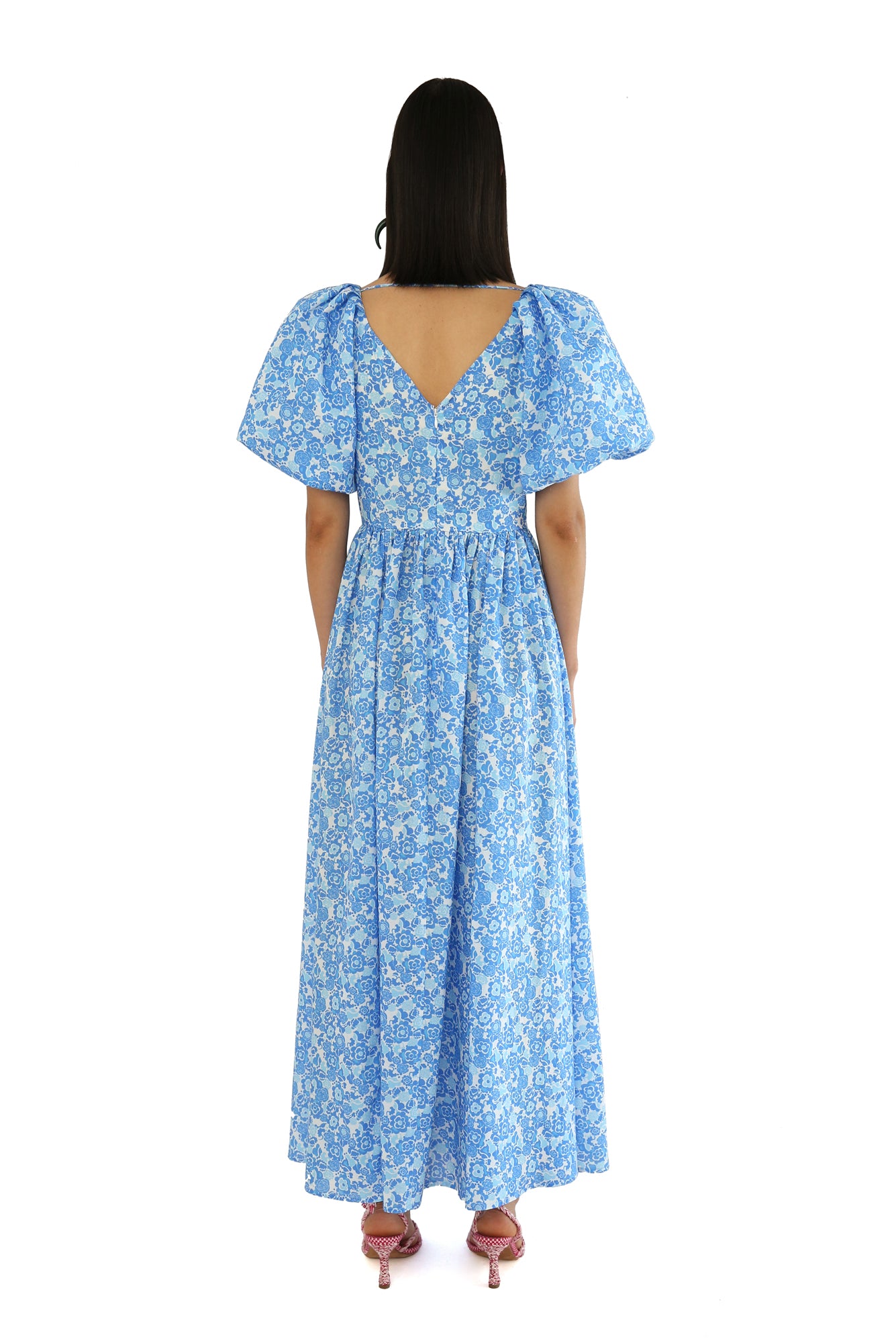 De Loreta Lavanda Dress in Lavanda print: Elegant Rococo Dress in Lavanda, a blue and white print, featuring a delicate floral pattern with a fitted bodice and flowing skirt. Designed with a flattering V-neckline, gorgeous puffy sleeves and soft, breathable fabric, perfect for both casual and special occasions.