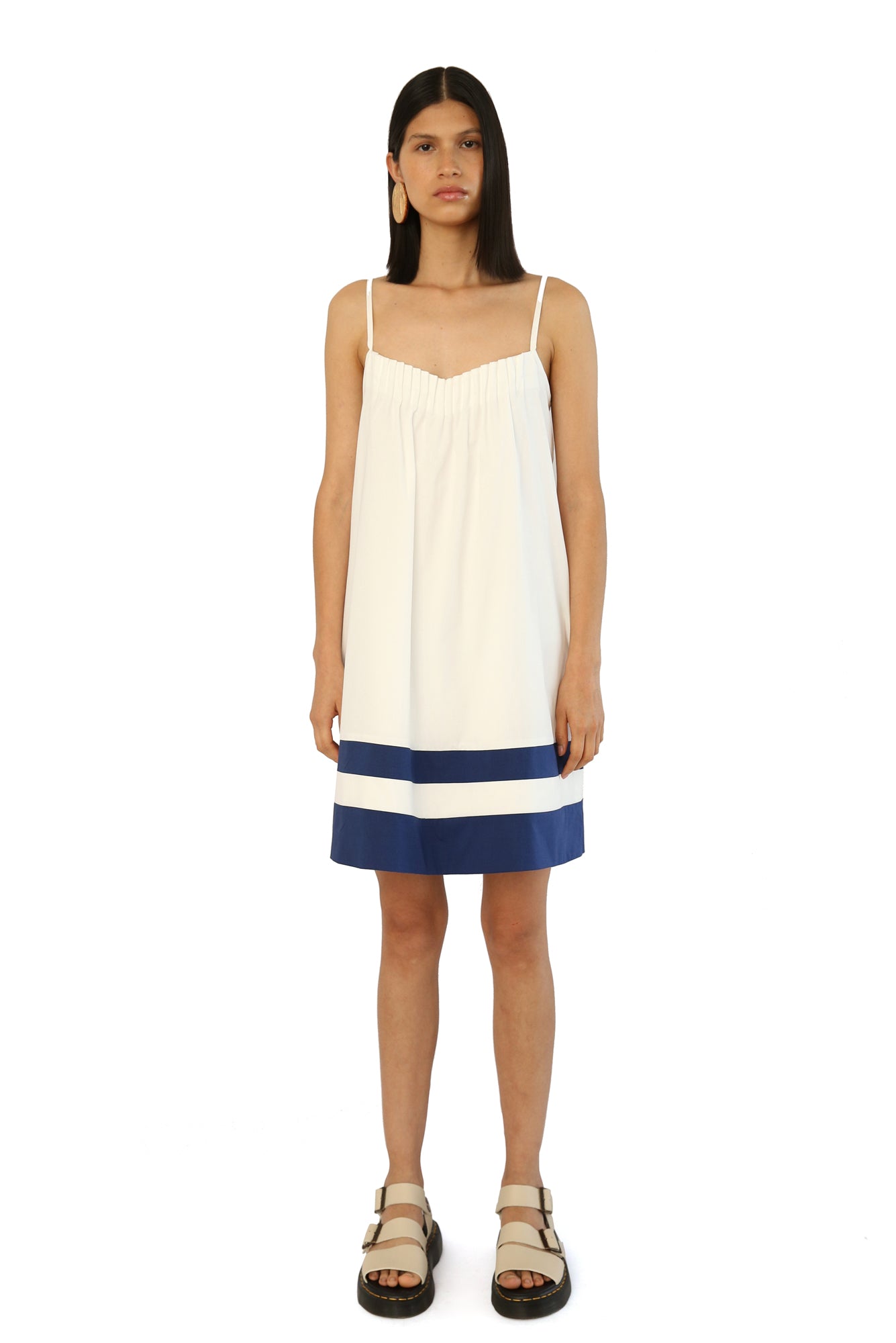 De Loreta Abelina Dress in White / Navy: Chic mini poplin dress in White Navy color scheme, featuring a lightweight and breathable fabric with a flattering silhouette. Perfect for casual and semi-formal occasions, this versatile dress offers timeless elegance and comfort.