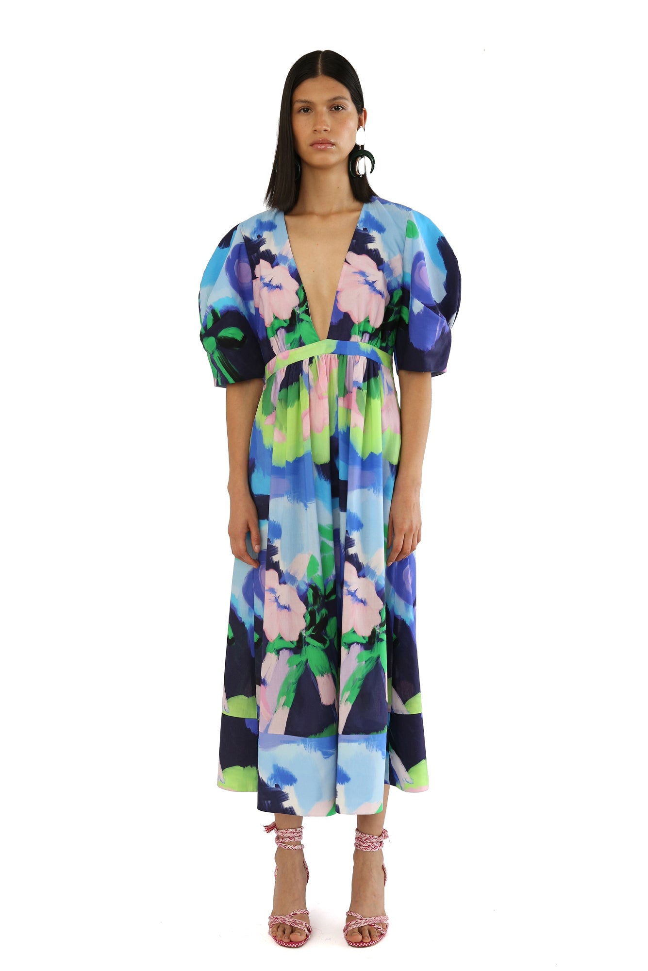 De Loreta Ita Dress in Oleo Azul print: Elegant midi dress in Oleo Azul print, featuring a deep neckline and vibrant design in blue, green and pink colors. Crafted from high-quality fabric for a flattering fit, perfect for special occasions or a night out.