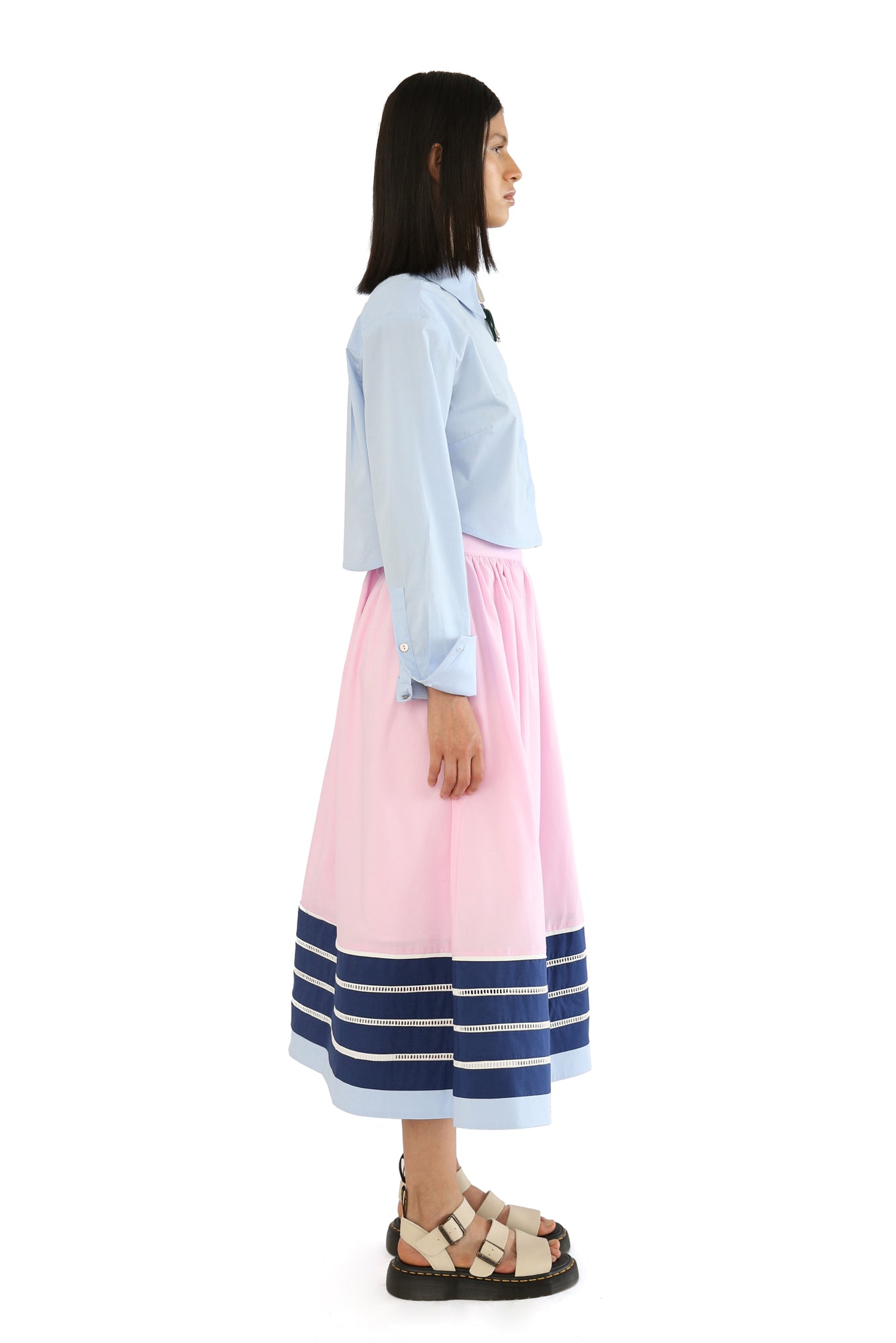 De Loreta Manzanilla Skirt in Pink / Iris: Flowy midi skirt in Pink and blue colors, featuring a vibrant design and high-waist silhouette. Crafted from high-quality cotton fabric for a comfortable and stylish look, perfect for both casual and dressy.