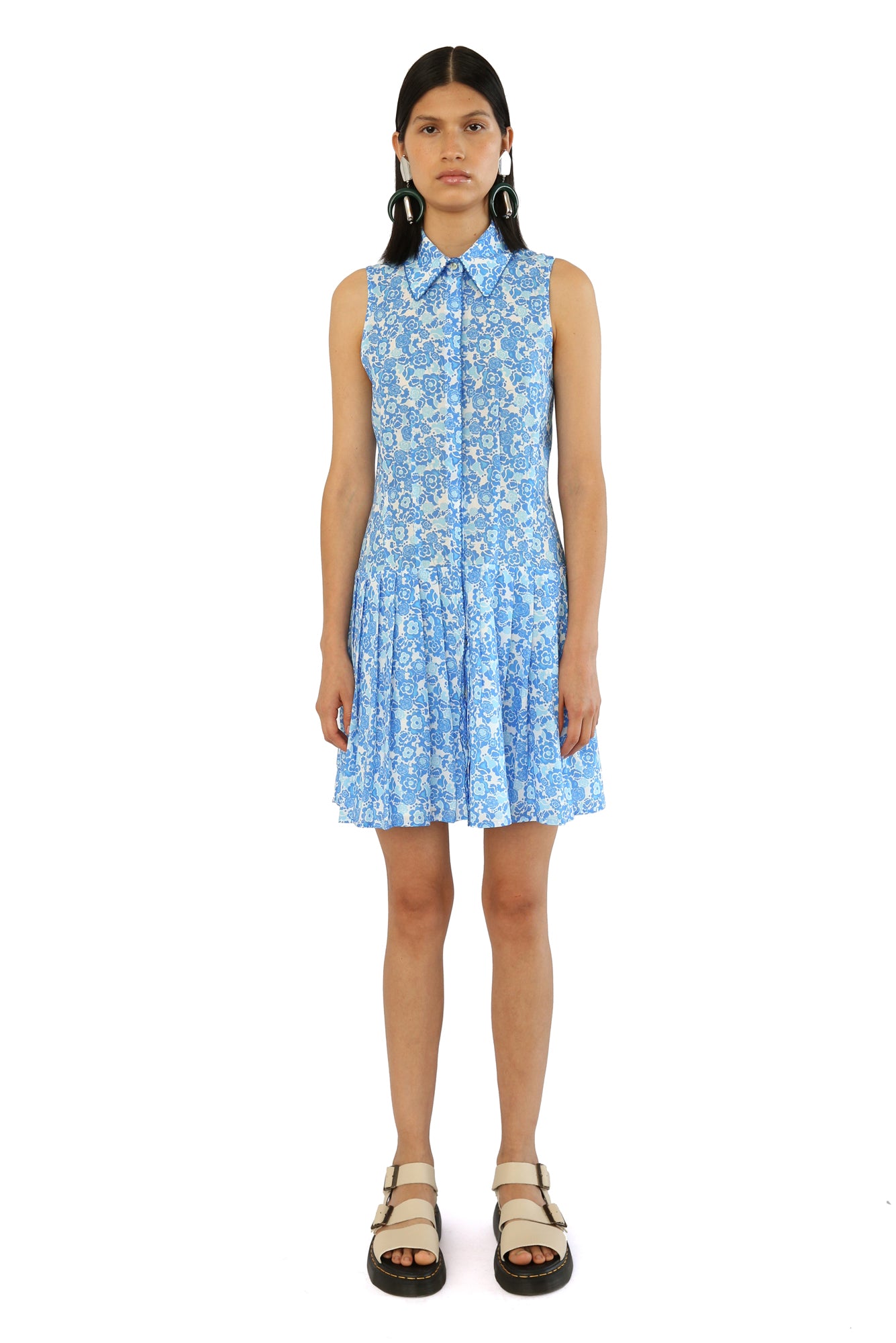 De Loreta Nana Dress in Lavanda Print: Chic mini sleeveless dress in Lavanda, a blue white combo print featuring a vibrant floral design and a flattering silhouette. Made from high-quality fabric, perfect for both casual outings and semi-formal events.