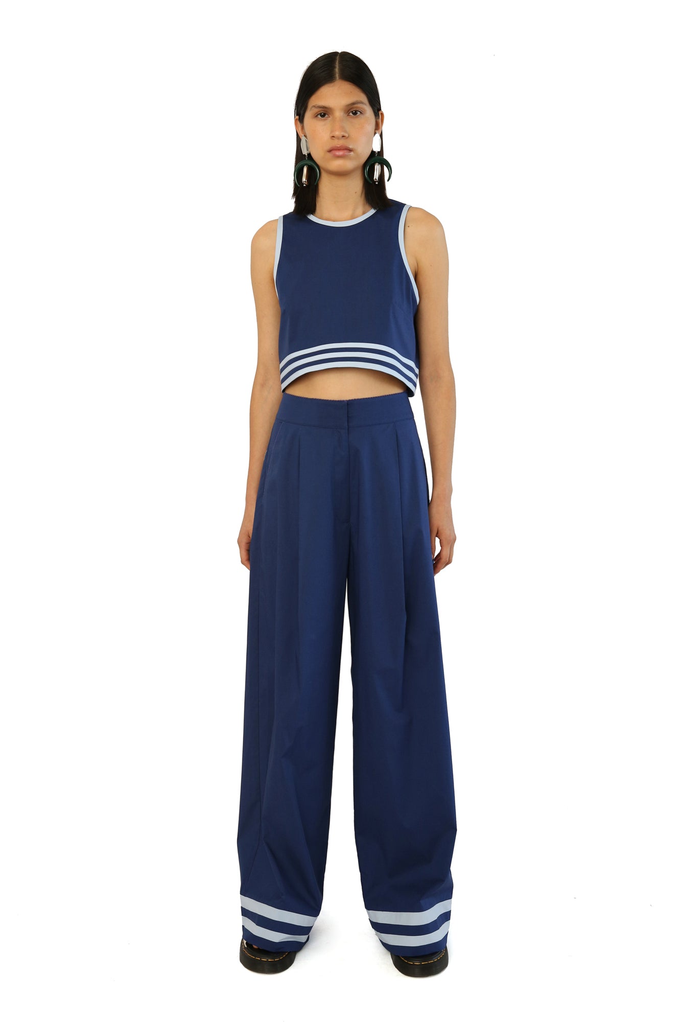 De Loreta Rocio Pants in Iris: High-waisted Rocio Pants in Iris, a nice navy and baby blue color combo, featuring a vibrant design with tailored wide-leg silhouette. These stylish pants include side pockets and a zip closure, perfect for both casual and dressy occasions.