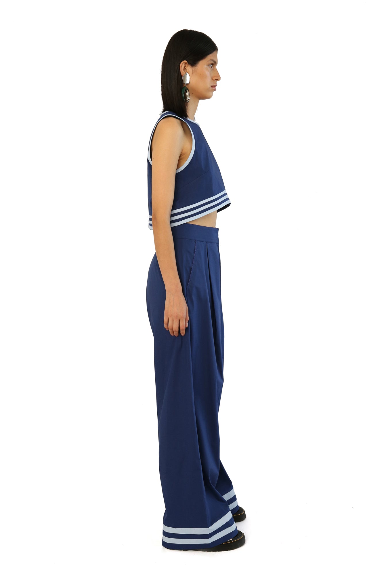 De Loreta Rocio Pants in Iris: High-waisted Rocio Pants in Iris, a nice navy and baby blue color combo, featuring a vibrant design with tailored wide-leg silhouette. These stylish pants include side pockets and a zip closure, perfect for both casual and dressy occasions.