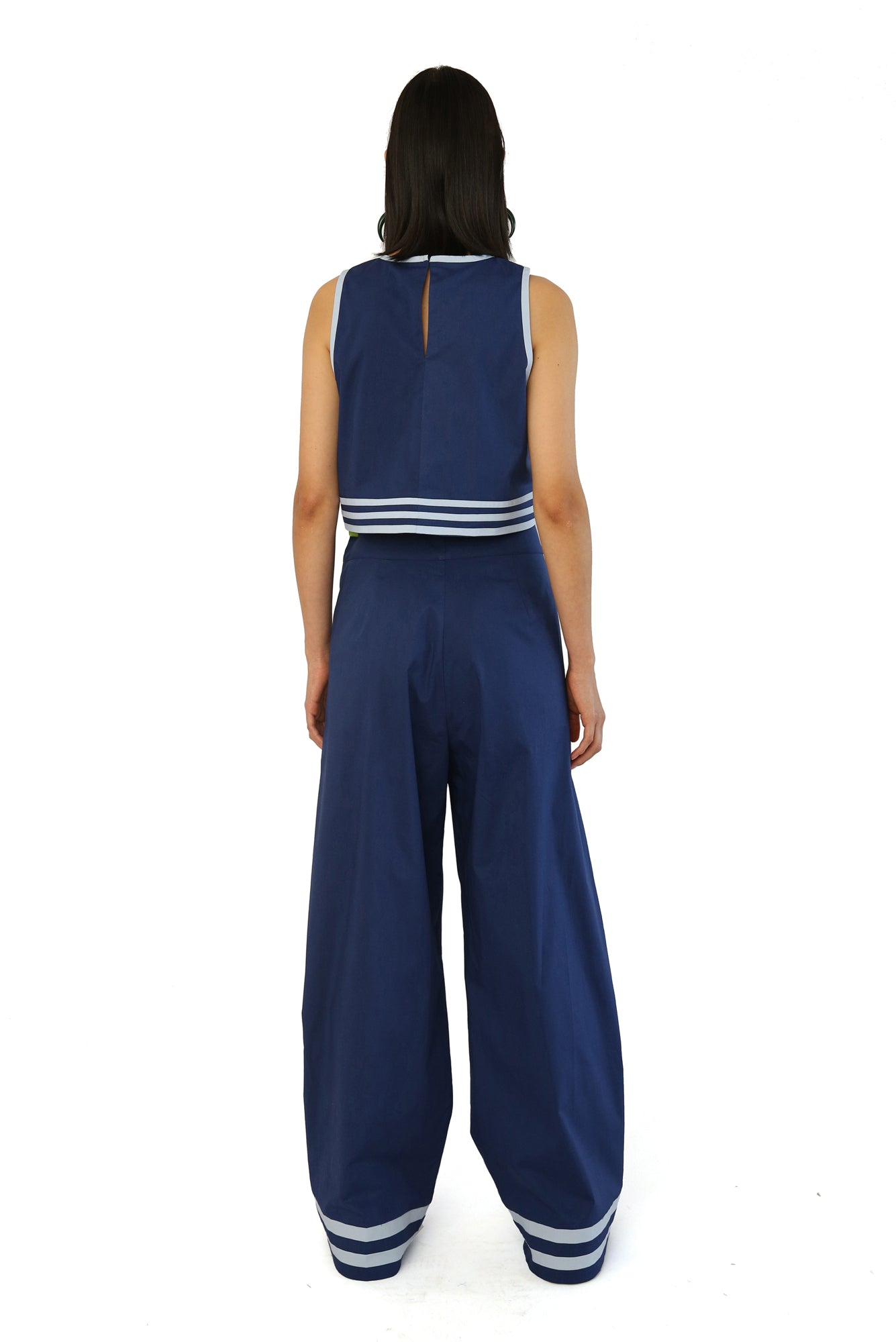 De Loreta Rocio Pants in Iris: High-waisted Rocio Pants in Iris, a nice navy and baby blue color combo, featuring a vibrant design with tailored wide-leg silhouette. These stylish pants include side pockets and a zip closure, perfect for both casual and dressy occasions.