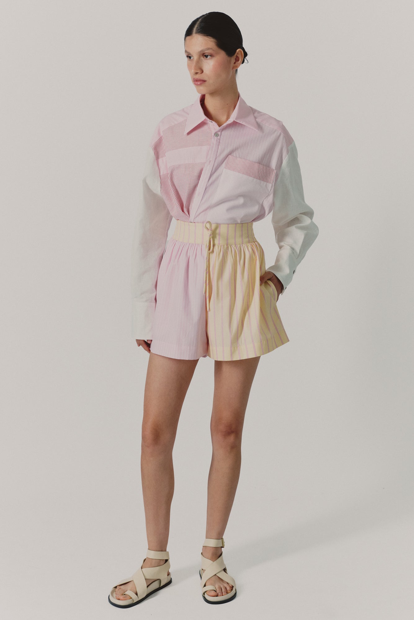 Velero Short in Mil Rayas Rosa / Amarillo