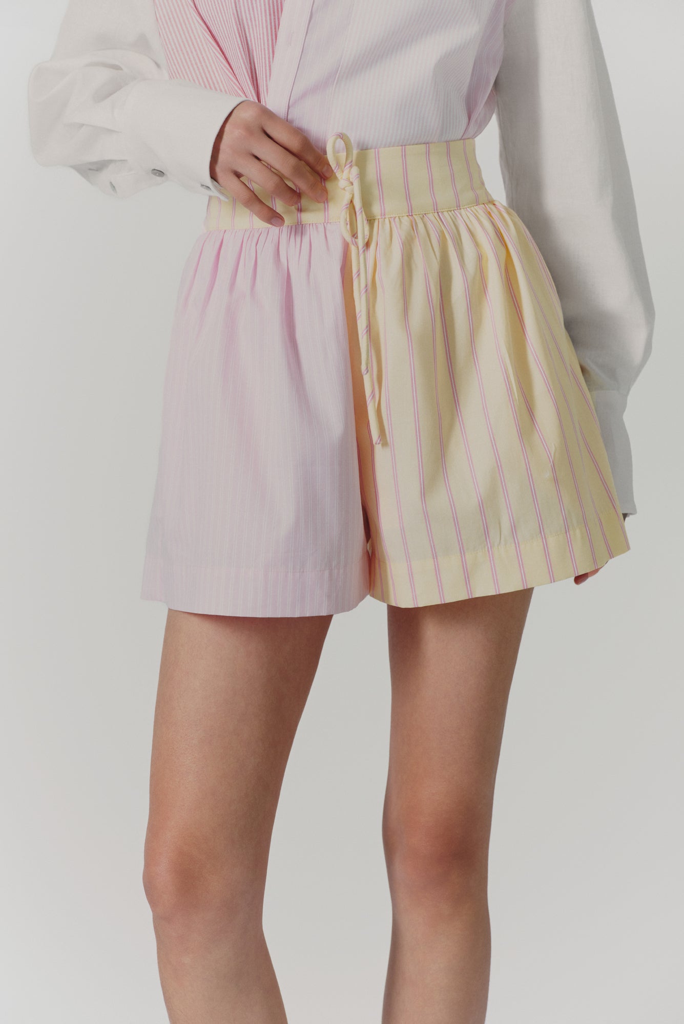 Velero Short in Mil Rayas Rosa / Amarillo